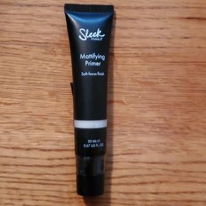 Sleek Mattifying Primer